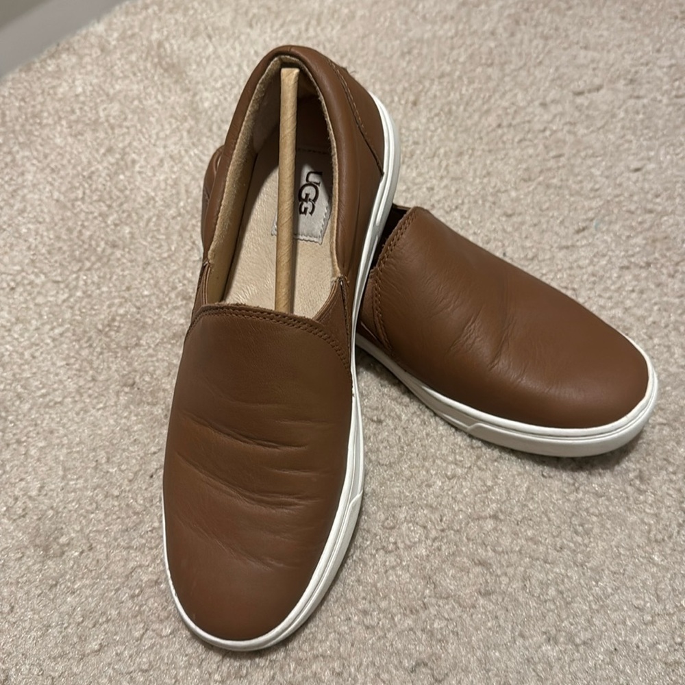 Ugg Kitlyn- brown leather slip on